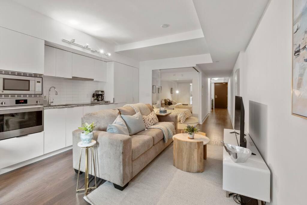 Apartment The Royal Nest In Downtown Toronto! *
